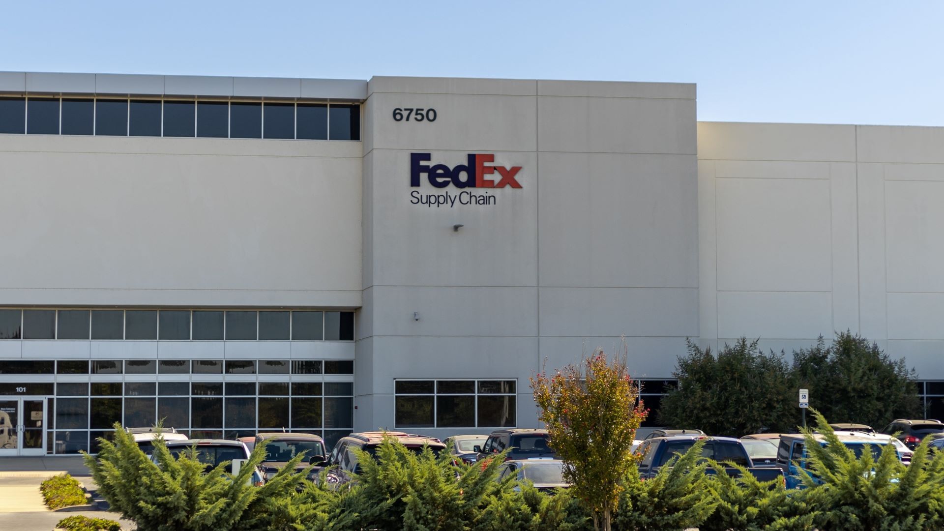 Fachada de um centro de distribuição da FedEx Supply Chain, um dos ativos incorporados pela CEVA Logistics